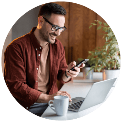 homme-declarant-son-sinistre-habitation-depuis-son-ordinateur