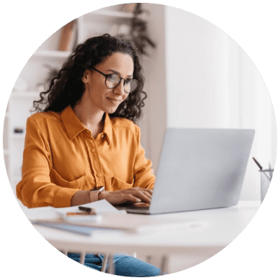 jeune-femme-declarant-son-sinistre-sur-son-ordinateur