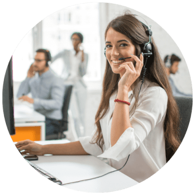 conseillere-gestionnaire-sinistre-repondant-au-telephone