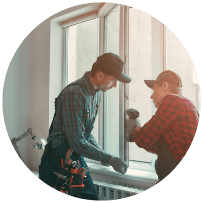 artisans-en-train-de-changer-une-fenetre-suite-a-un-sinistre-habitation