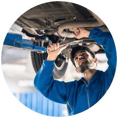 mecanicien-qui-repare-une-voiture-apres-un-sinistre