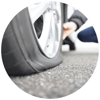 pneu-dun-vehicule-creve-en-bord-de-route