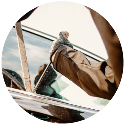 personne-essayant-de-voler-une-voiture