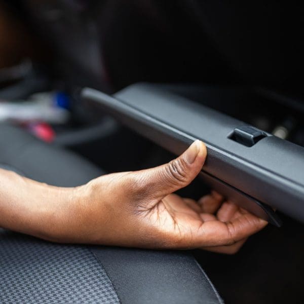 femme qui ouvre sa boite à gants