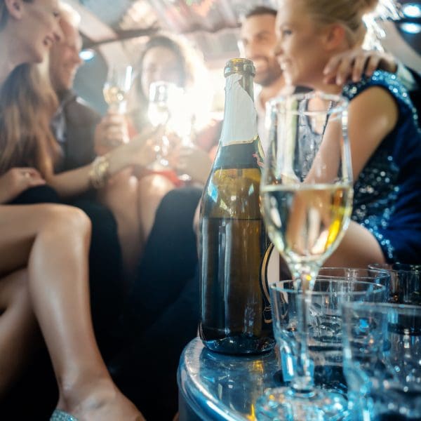 des amis qui font la fête à bord d'une voiture