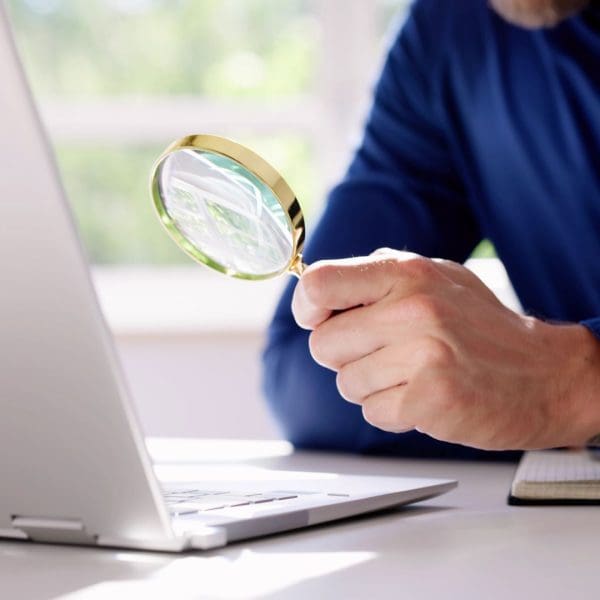 homme qui tient une loupe dans sa main