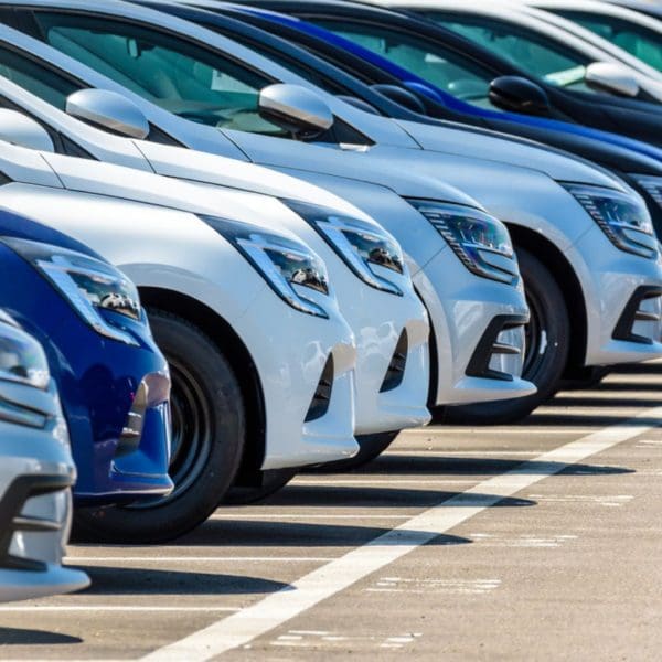 plusieurs-voitures-garées-chez-un-concessionnaire