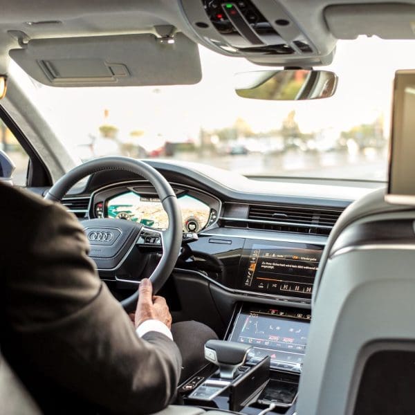 homme au volant de dos avec une vue que l'avant de la voiture