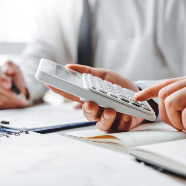 Personne calculant le montant de ses contrats d'assurance