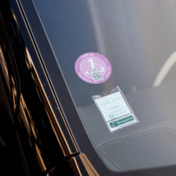 Voiture avec une vignette Crit'Air