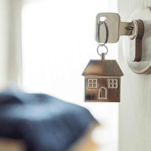 Clé de maison, porte ouverte