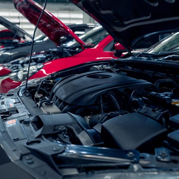 Voiture avec le capot ouvert chez le garagiste