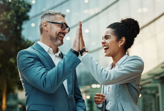 une femme et un homme se tapant dans la main