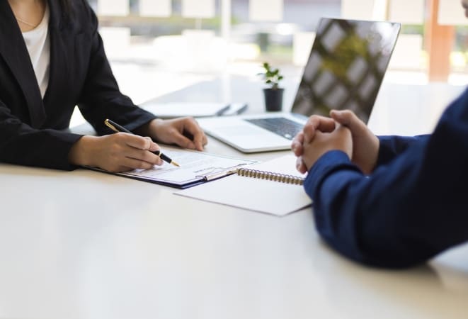 Deux personnes passant un entretien d'embauche