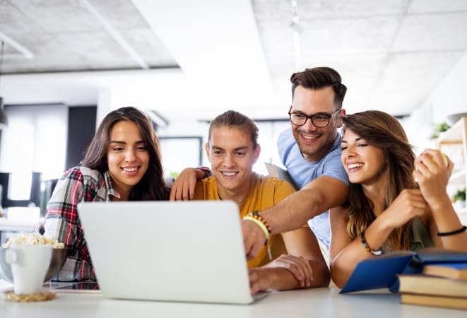 jeunes étudiants recherchant un travail
