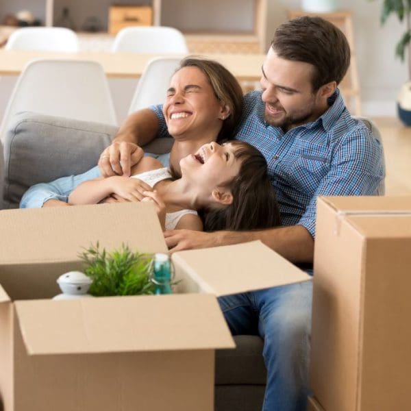 famille sur un canapé en train de rigoler