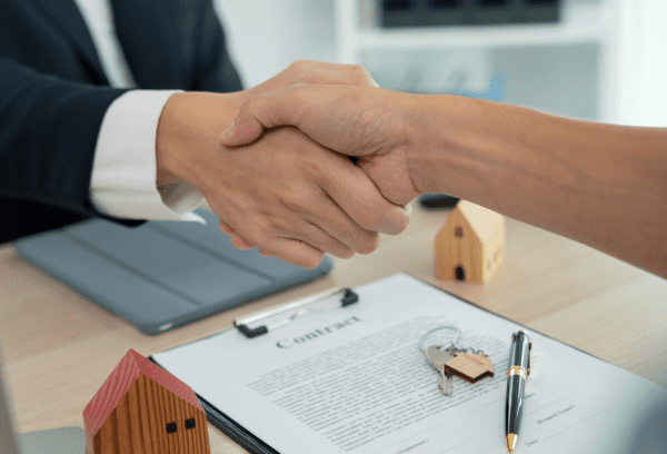 poignée de main entre deux personnes