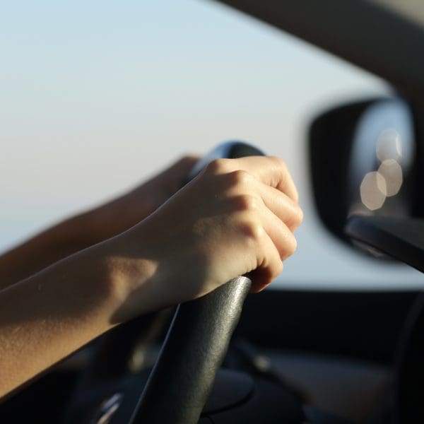 Mains sur un volant