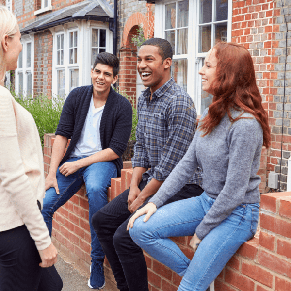 Groupe étudiant discutant dans la rue