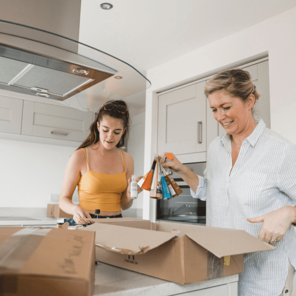 Un parent aide sa fille à déballer ses cartons