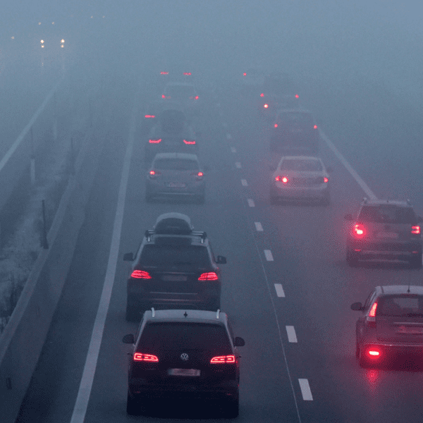 Route avec peu de visibilité et plusieurs voitures se suivant les unes derrière les autres