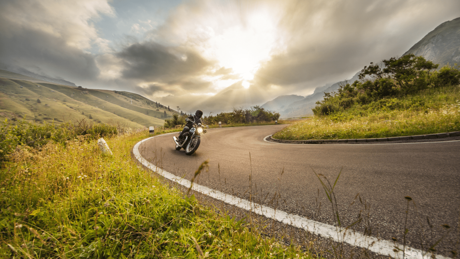 Motard roulant dans une route de campagne