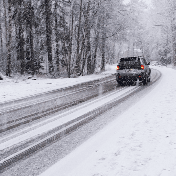 Voiture qui roule sur la neige