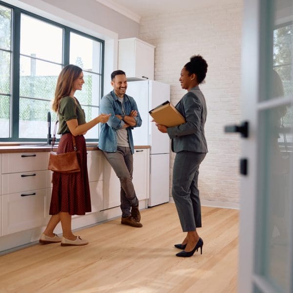 couple visitant une maison pour l'acheter