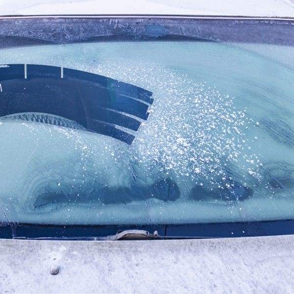 pare-vitre avant avec du givre et une trace de grattoir