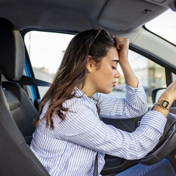 Femme stressée qui conduit sa voiture