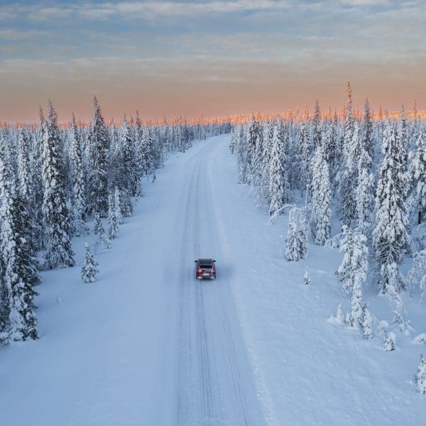 Voiture roulant sur une route enneigé