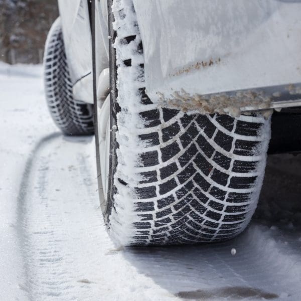Pneus d’hiver de voiture laissant une trace dans la neige