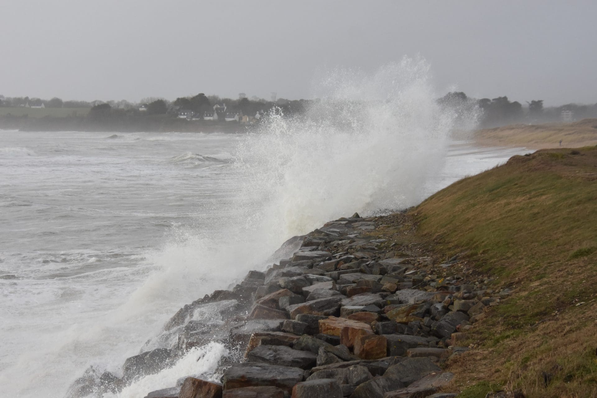 grosse vague qui s'écrase sur un rocher
