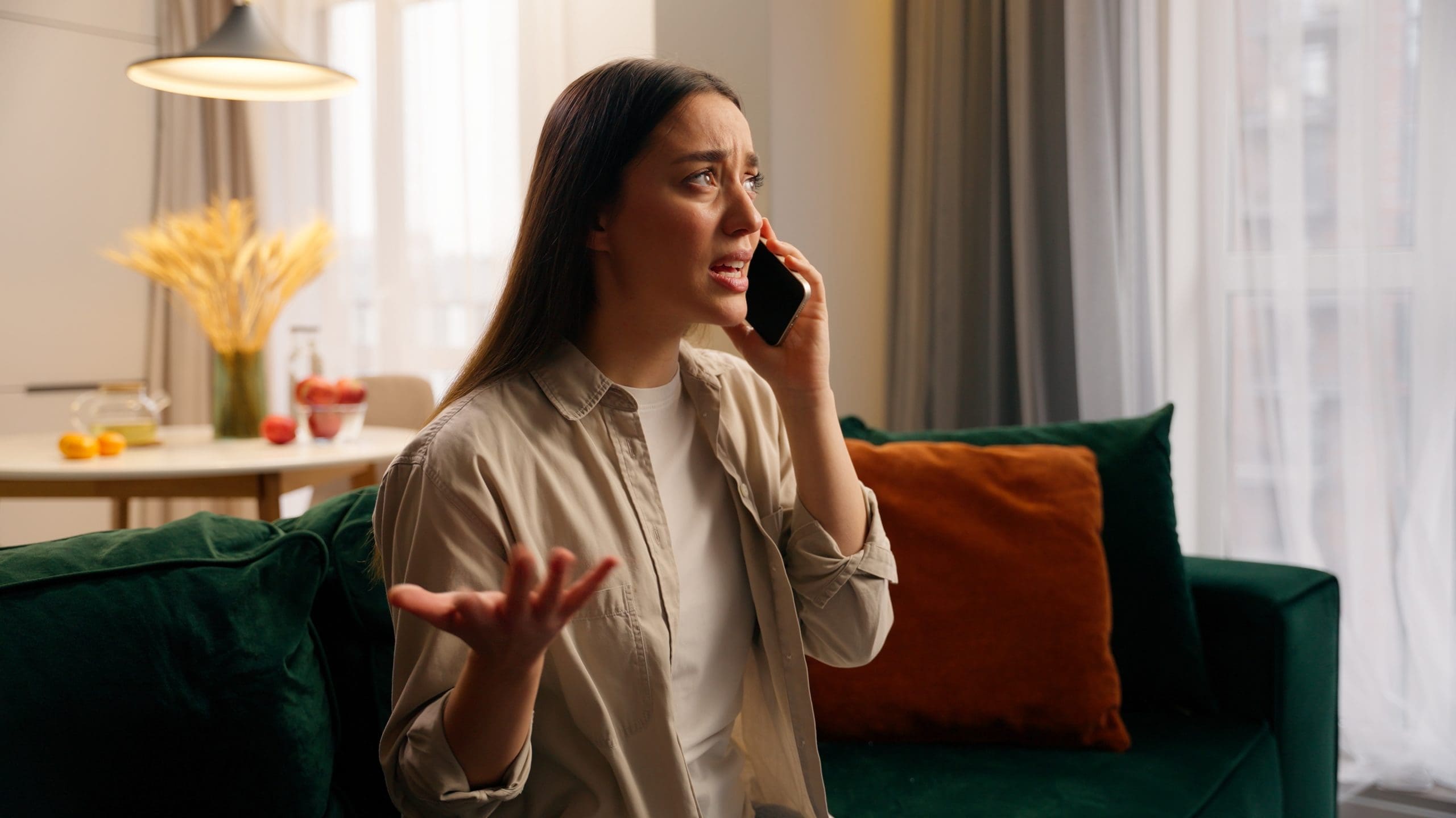 Femme au téléphone qui semble en colère et qui parle
