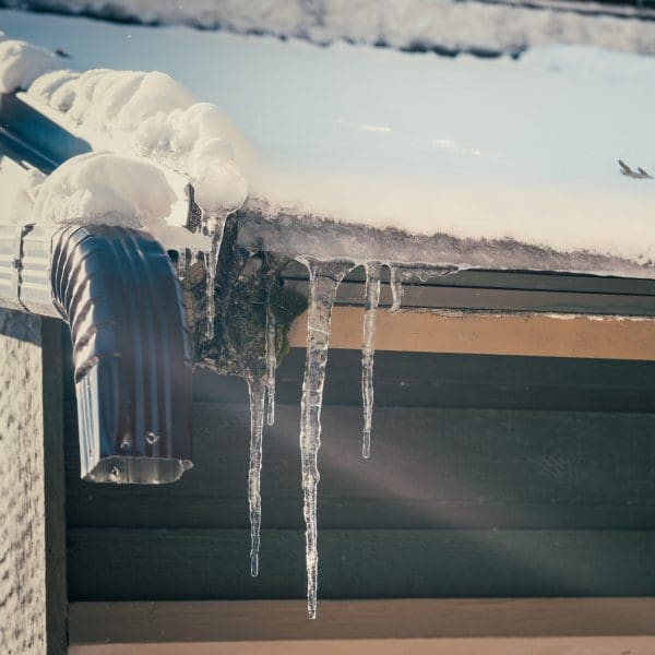 Canalisations de maison avec du gel dessus