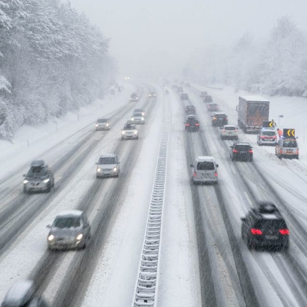 Autoroute enneigée en Autriche avec des voitures floues