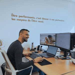 collaborateur travaillant devant son poste