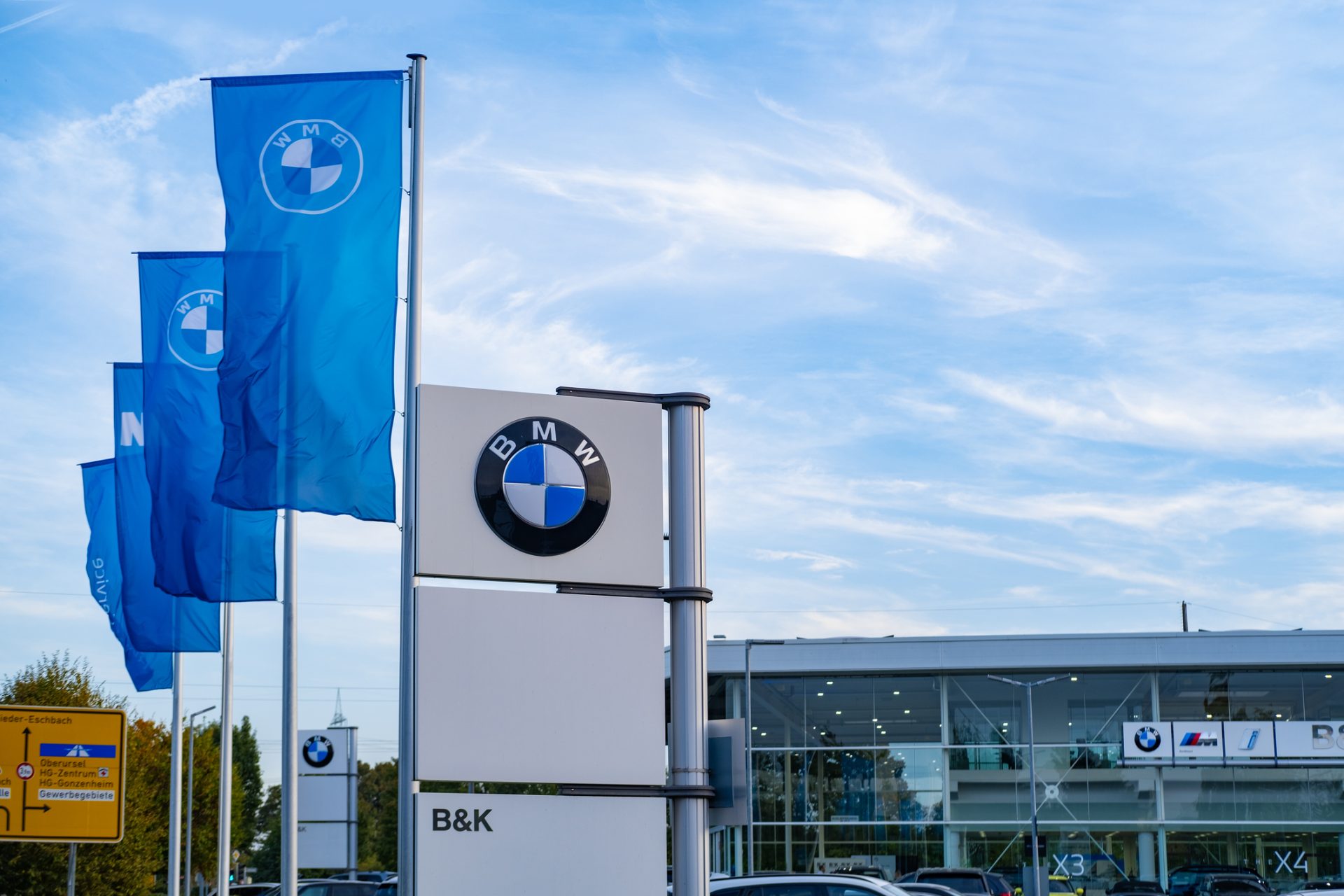 Bannières publicitaires, drapeaux de l’entreprise allemande BMW Group,