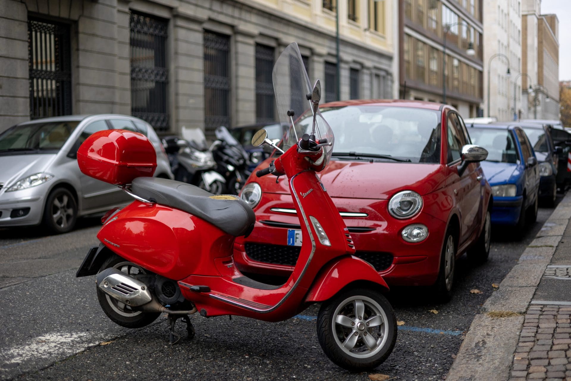 Scooter Vespa Piaggio garé dans une rue de la ville de Turin
