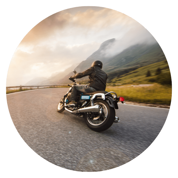 Motard qui roule en moto