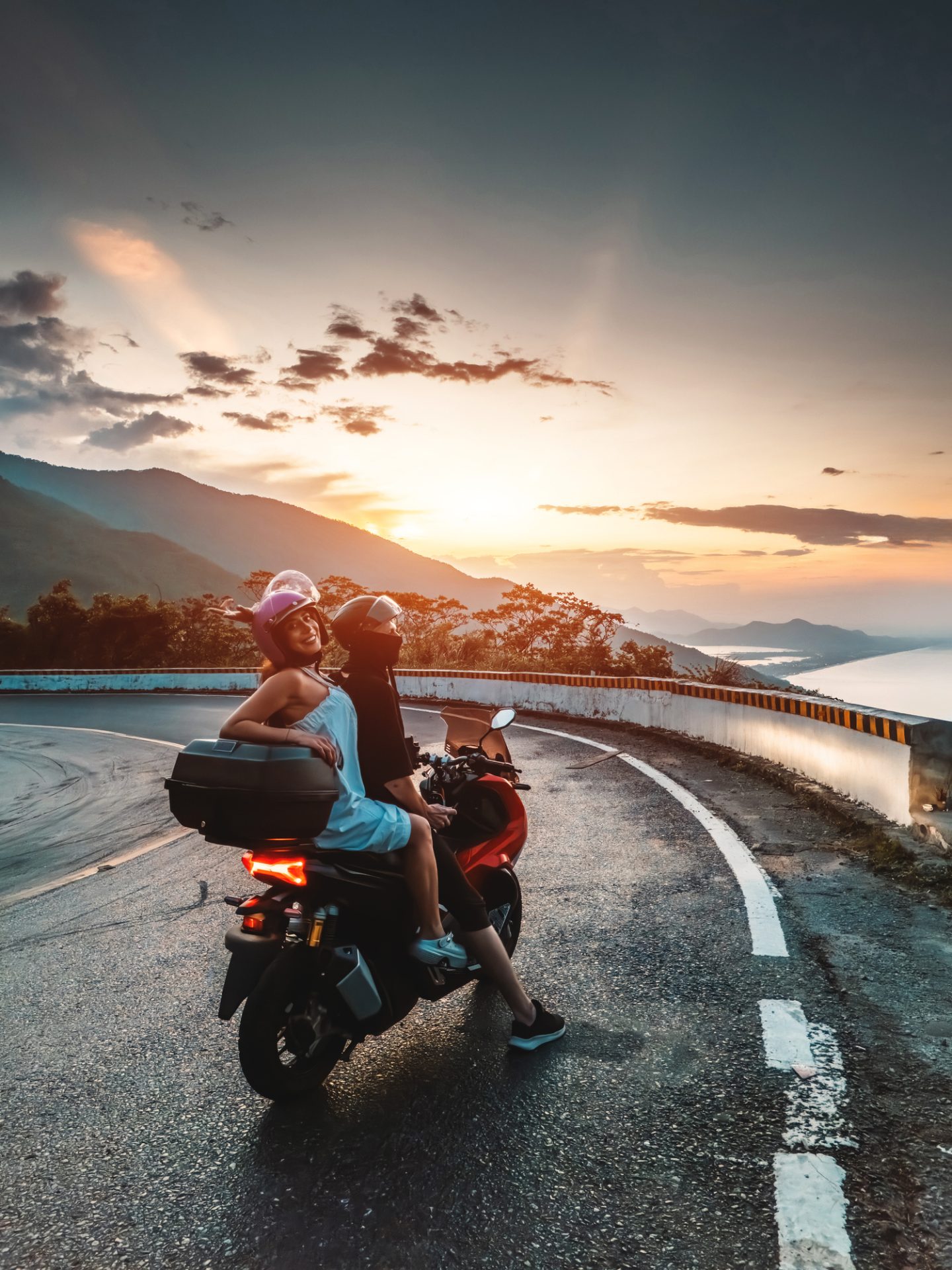 Couple romantique heureux et amoureux à moto en montagne, aventure et liberté joyeuse